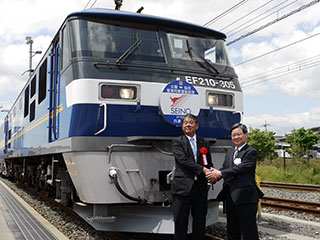 握手する神谷社長（左）とJR貨物田村社長